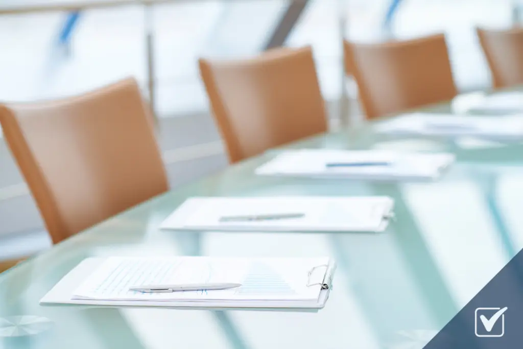 Bord och stolar i ett mötesrum