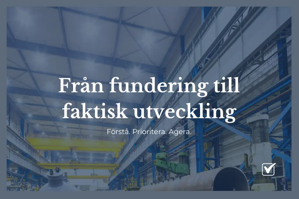 Modern industrifabrik med produktionsutrustning och tydliga produktionsflöden som symboliserar vägen från analys och planering till utveckling och genomförande.
