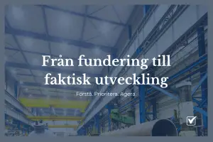 Modern industrifabrik med produktionsutrustning och tydliga produktionsflöden som symboliserar vägen från analys och planering till utveckling och genomförande.